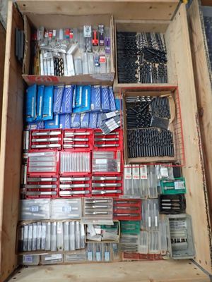 une boîte en bois contenant tout un assortiment d'outils