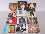 beaucoup de magazines musicaux sur la table