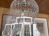 une cage à oiseaux suspendue au plafond dans une pièce