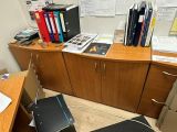 un bureau équipé d'un ordinateur et d'une imprimante