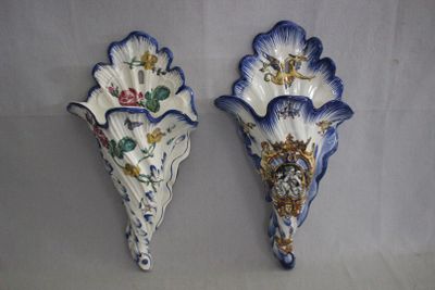 deux appliques murales bleues et blanches ornées de fleurs
