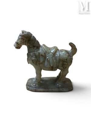 statue d'un cheval avec une selle sur le dos