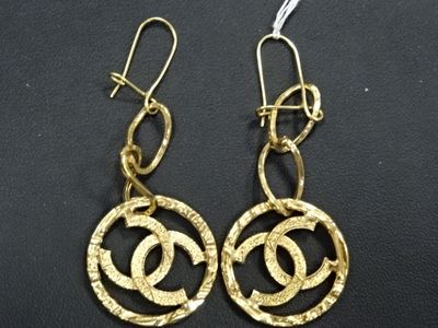 une paire de boucles d'oreilles en or ornées d'un motif circulaire