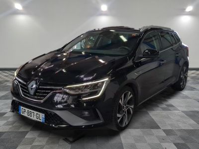la voiture noire est garée dans le garage sur un sol en damier