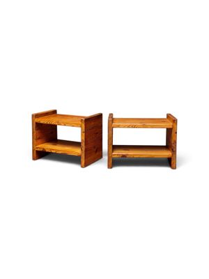 deux petites tables en bois placées l'une à côté de l'autre sur une surface blanche