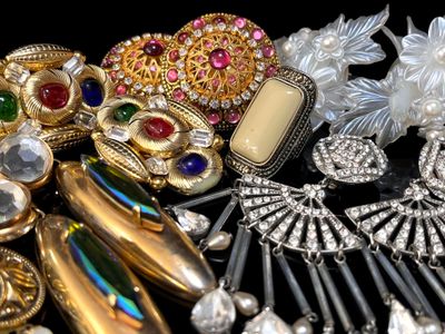 plusieurs types de bijoux différents sur une surface noire