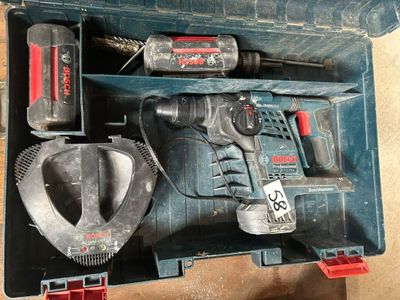 une boîte à outils contenant un marteau, une perceuse et d'autres outils