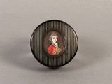 Un portrait miniature représentant un homme vêtu d'un manteau rouge est présenté dans un cadre noir et blanc.