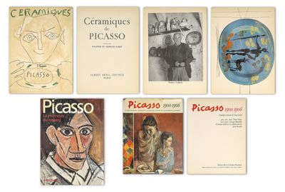 plusieurs livres sont alignés sur une surface blanche