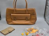 un sac à main et d'autres objets qui se trouvent sur la table