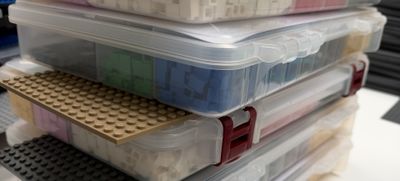de nombreux récipients en plastique empilés les uns sur les autres
