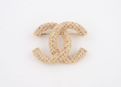 Broche Chanel dorée avec logo CC en cristal