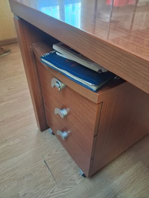 un bureau en bois avec un classeur en dessous