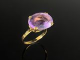 une bague en améthorate et or, sertie d'un gros améthorate ovale