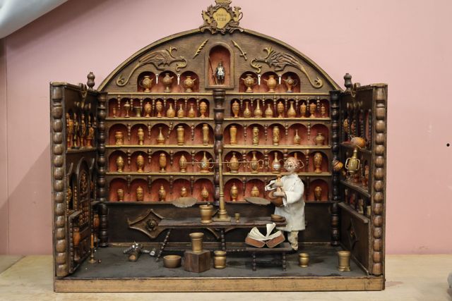 Amusante réplique d’un magasin d’apothicaire miniature en bois pe...