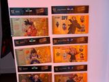 un réfrigérateur sur lequel sont accrochées plein de cartes différentes