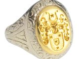 une image représentant une bague en or et en argent sur laquelle figure un blason