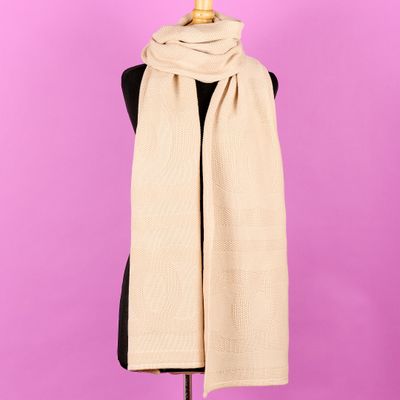 une écharpe beige sur un mannequin, un mannequin, un mannequin, un mannequin, un mannequin, un mannequin, un mannequin, un mannequin, un mannequin