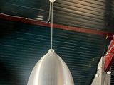 un grand luminaire métallique suspendu au plafond d'une cuisine
