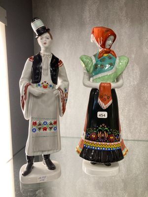 deux figurines exposées dans une vitrine
