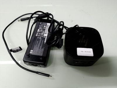 une photo représentant un chargeur et un cordon d'alimentation posés sur une table