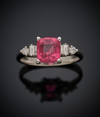 une bague en tourmaline rose et diamant