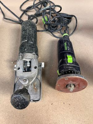 deux outils électriques posés sur une table