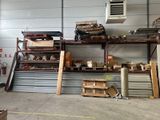 un garage avec beaucoup d'objets sur les étagères