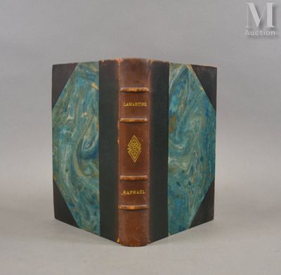 un livre posé sur une table