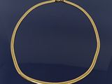 un collier en or sur fond bleu