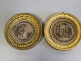 deux assiettes en or sur lesquelles figurent les portraits d'un homme et d'une femme