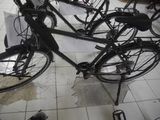 many bikes that are sitting on the floor in the room