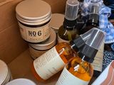 une boîte contenant de nombreuses bouteilles et récipients