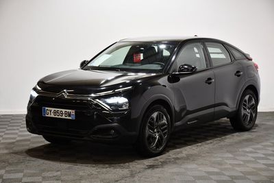 le 4x4 noir est garé sur le sol en damier d'une pièce