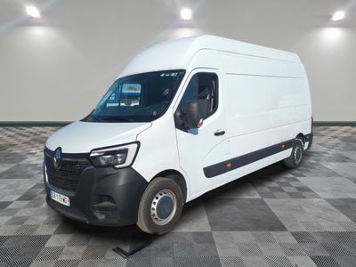 la camionnette blanche est garée sur le sol en damier d'une pièce