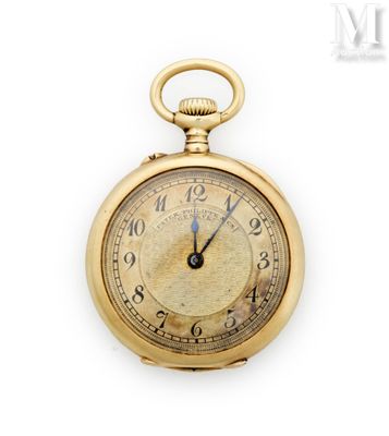 une vieille montre de poche en or avec des chiffres romains et des chiffres romains sur le cadran
