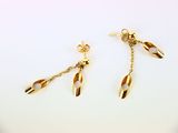 deux paires de boucles d'oreilles plaquées or sur un fond blanc