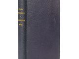 un livre noir avec des lettres dorées sur la couverture