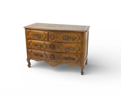 Commode légèrement galbée en chêne mouluré ouvrant par cinq …