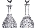 une paire de carafes en cristal taillé sur fond blanc