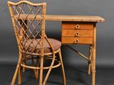 un petit bureau avec une chaise à côté