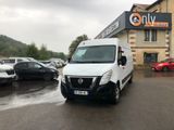 une camionnette blanche garée devant un bâtiment