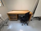 un bureau avec une chaise et un ordinateur dessus