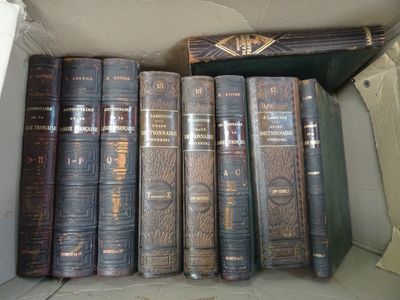 de nombreux livres anciens rangés sur une étagère, dans une boîte