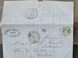 une feuille de papier sur laquelle sont apposés des timbres, posée sur une table