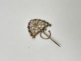 un gros plan d'une broche en or ornée d'un motif floral