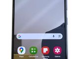 gros plan d'un téléphone portable sur une surface blanche