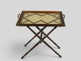 une petite table sur laquelle est posé un plateau