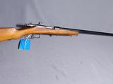le fusil est posé sur le chapeau qui se trouve sur la table