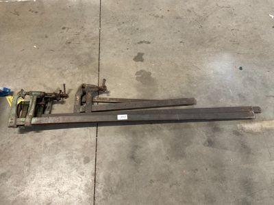 une paire de skis et une autre paire de skis posées par terre